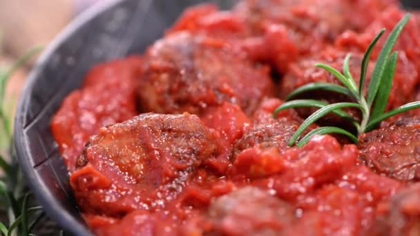 Фрикадельки в томатном соусе — стоковое видео