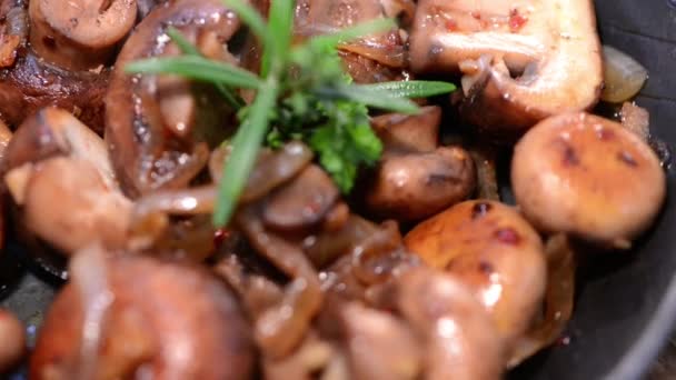 Gebratene Champignons — Stockvideo