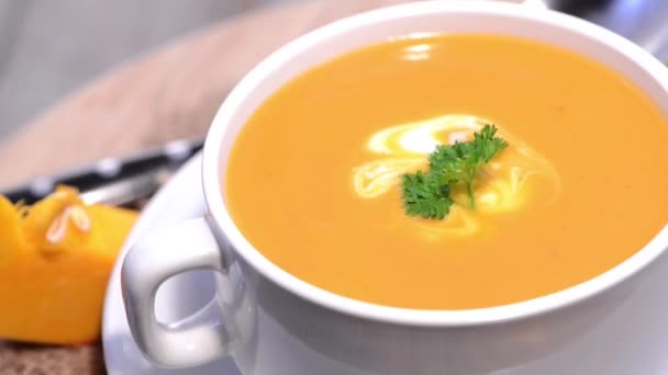 Тыквенный крем-суп — стоковое видео