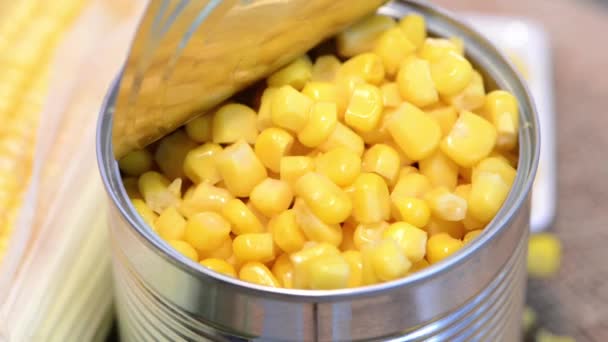Консервированная кукуруза — стоковое видео