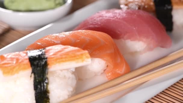 Gedeelte van sushi — Stockvideo