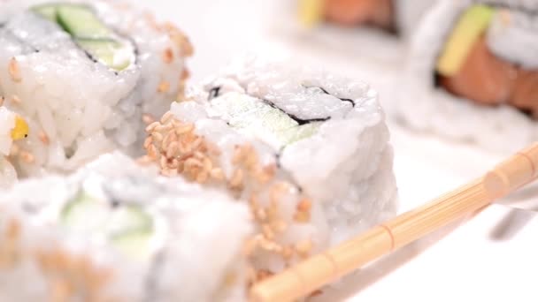 Gedeelte van sushi — Stockvideo
