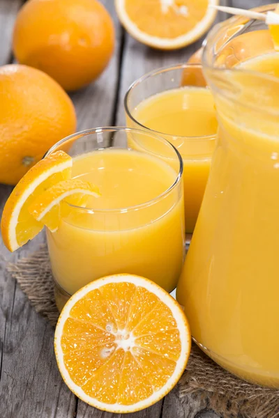 Часть свежеприготовленного апельсинового сока — стоковое фото