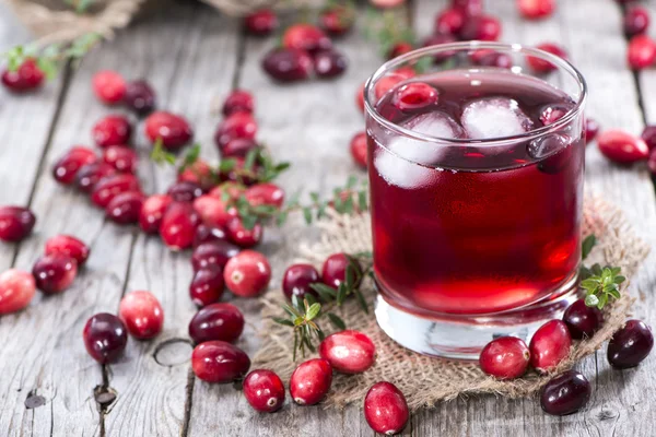 Glas mit Preiselbeersaft — Stockfoto