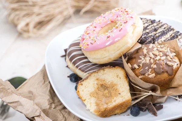 Hausgemachte Muffins und Donuts — Stockfoto