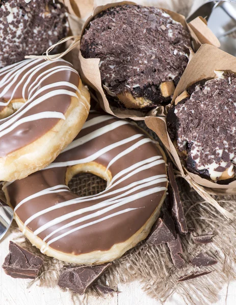 Haufen Muffins und Donuts — Stockfoto