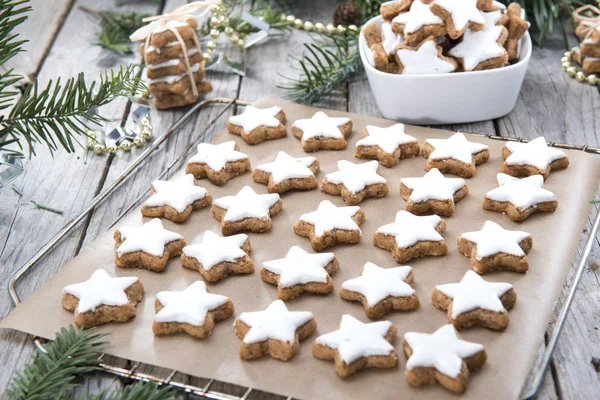 Kerstmis snoepjes (kaneel cookies) — Stockfoto