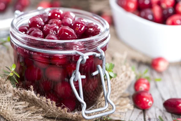 Vidro com cranberries preservados — Fotografia de Stock