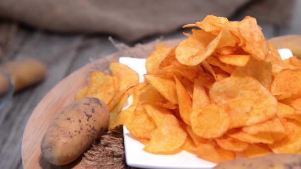 Смажені картопляні чіпси — стокове відео