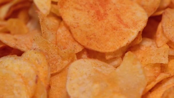 Смажені картопляні чіпси — стокове відео