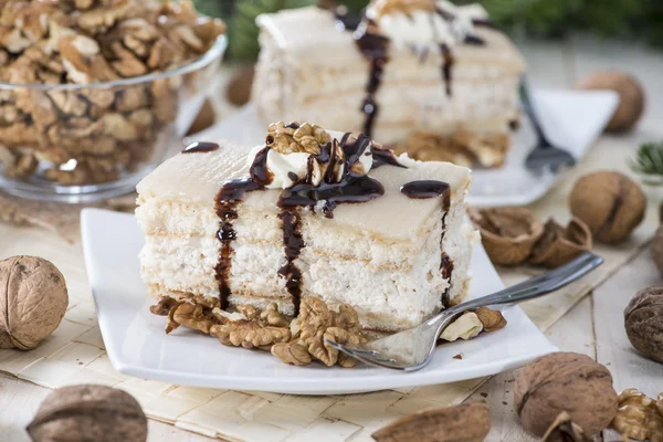 Rebanada de pastel de nuez fresco — Foto de Stock