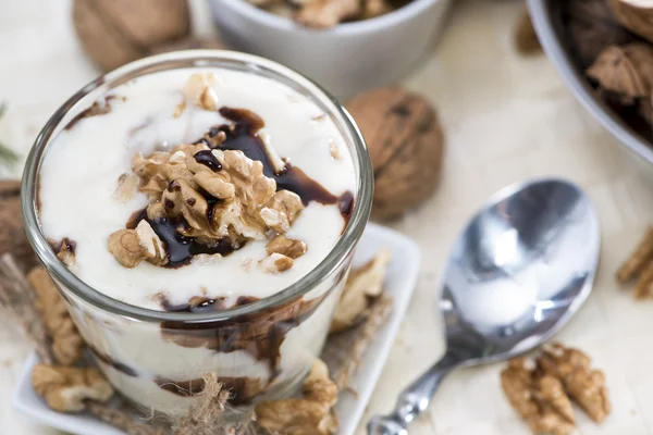 Vidrio con yogur de chocolate de nuez —  Fotos de Stock