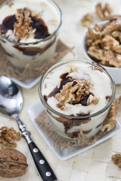 Sklo s ořech čokoládový jogurt — Stock fotografie