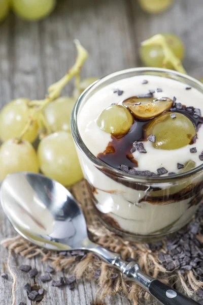 Porción de yogur de chocolate de uva —  Fotos de Stock