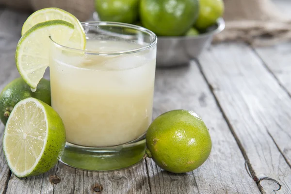 Glas mit Limettensaft gefüllt — Stockfoto