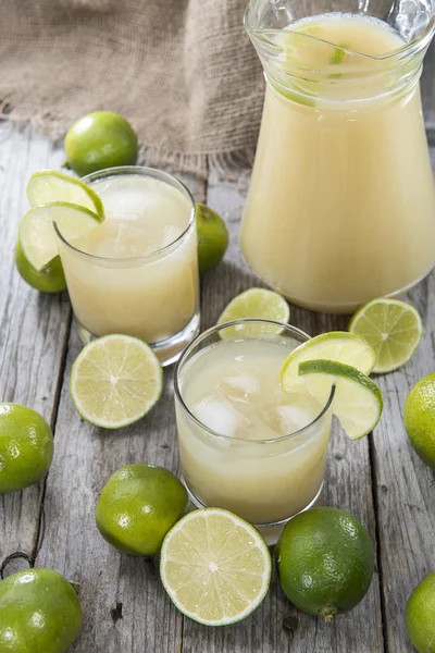 Szklane wypełnione z soku z limonki — Zdjęcie stockowe