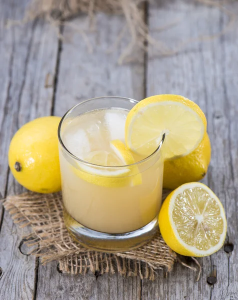 Домашний лимонный сок — стоковое фото