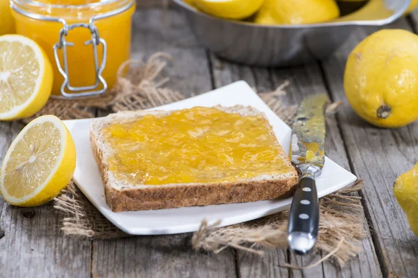 Zitronensaft auf einem Sandwich — Stockfoto