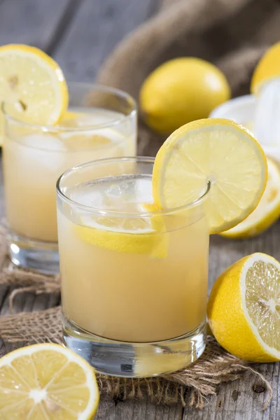 Domowej roboty sok z cytryny — Zdjęcie stockowe