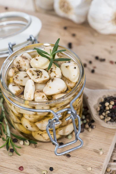 Eingelegter Knoblauch mit frischen Kräutern — Stockfoto