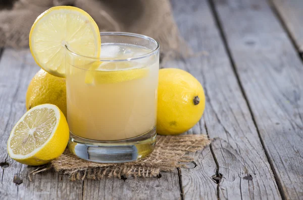 Bicchiere con succo di limone — Foto Stock