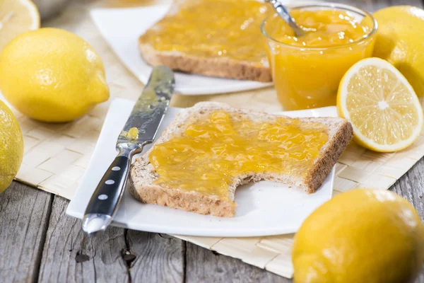 Citroensap op een broodje — Stockfoto