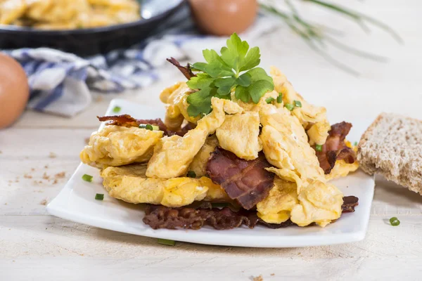 Porção de ovos mexidos com bacon — Fotografia de Stock