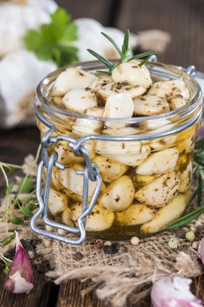 Preserved Garlic with fresh herbs — Stock Photo, Image