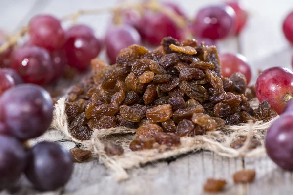 Raisins and Grapes — Stock Photo, Image