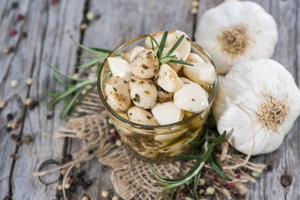 Preserved Garlic with fresh herbs — Stock Photo, Image