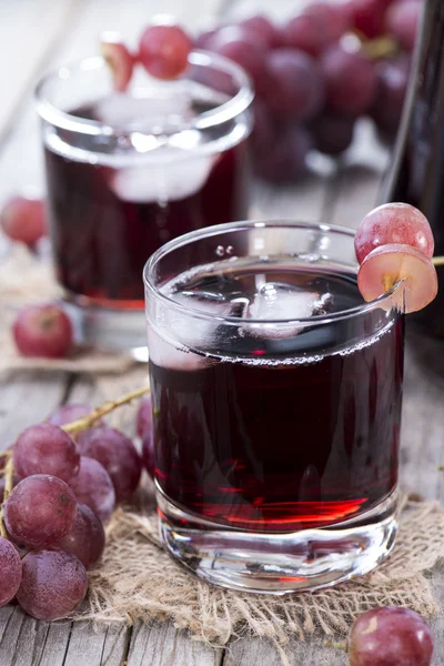 Suco de uva vermelha refrigerado — Fotografia de Stock