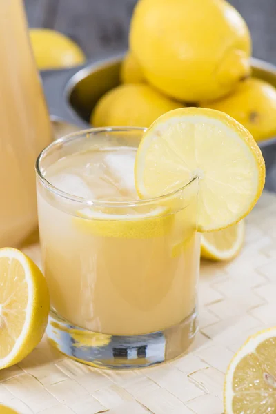 Hemgjord citronsaft — Stockfoto