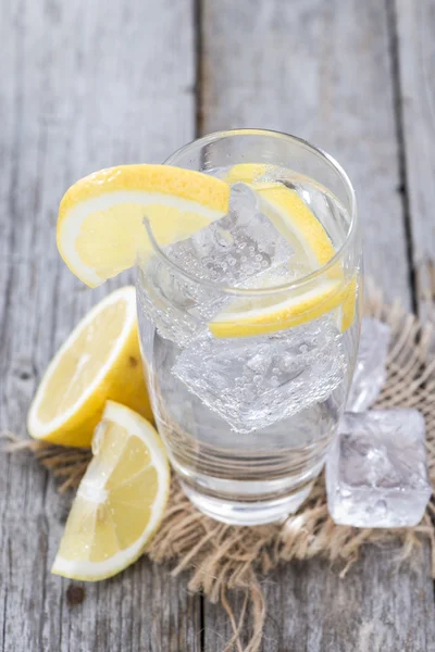Газовану воду з лимоном — стокове фото