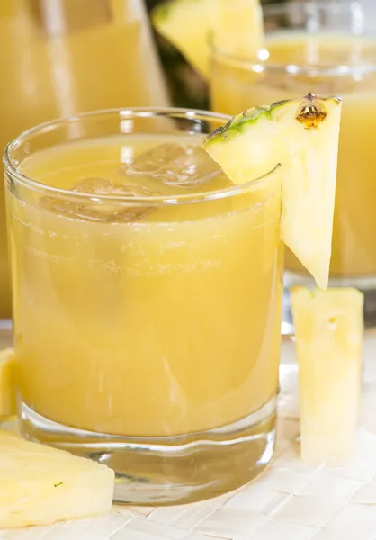 パイナップル ジュースとガラス — ストック写真