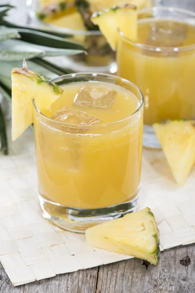 新鮮な作られたパイナップル ジュース — ストック写真