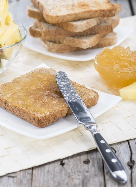 Sandwich mit Ananasmarmelade — Stockfoto