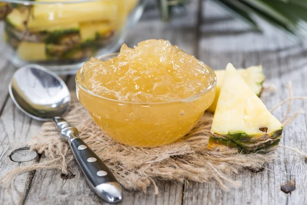 Liten skål med ananas sylt — Stockfoto