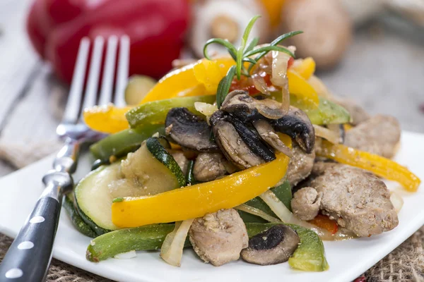 Porción de verduras con pollo — Foto de Stock