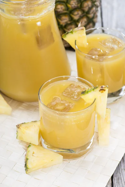 Порція свіжого ананасового соку — стокове фото