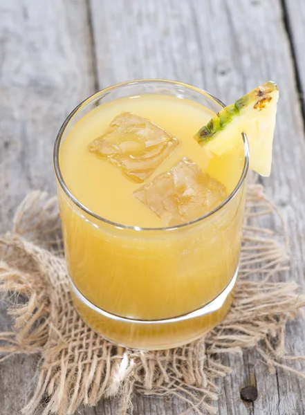 Glas med ananasjuice — Stockfoto