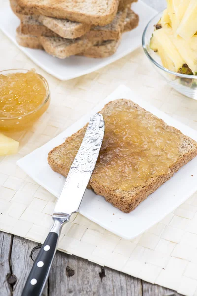 Sandwich mit Ananas-Marmelade — Stockfoto