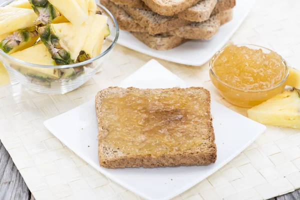 Pan con mermelada de piña —  Fotos de Stock