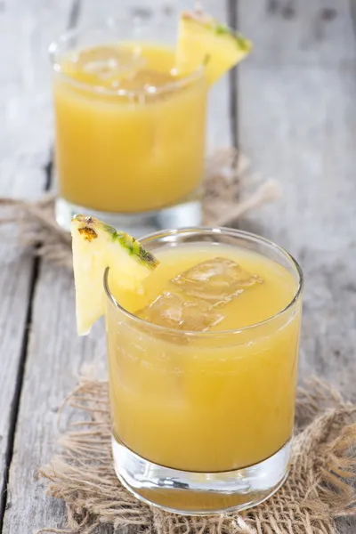 Стекло с ананасовым соком — стоковое фото