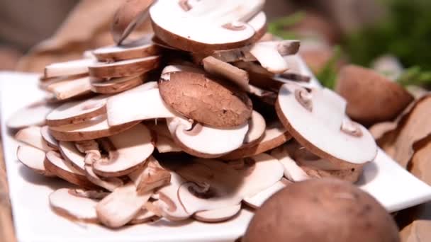 Нарезанные грибы — стоковое видео