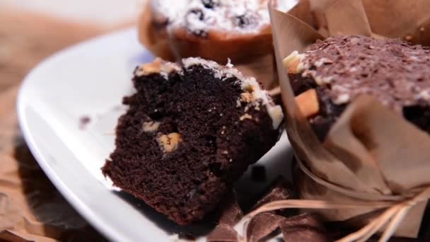 Zelfgemaakte chocolade muffins — Stockvideo