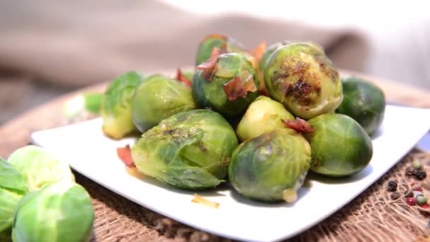 Brotes de Bruselas con Jamón y Cebollas — Vídeo de stock