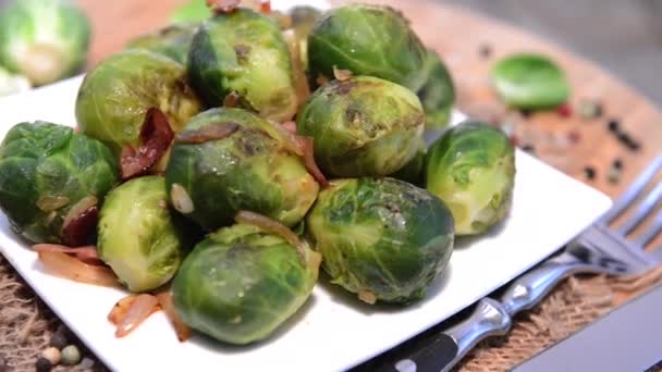 Rosenkohl mit Schinken und Zwiebeln — Stockvideo