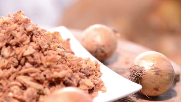 Čerstvé smažené cibule — Stock video