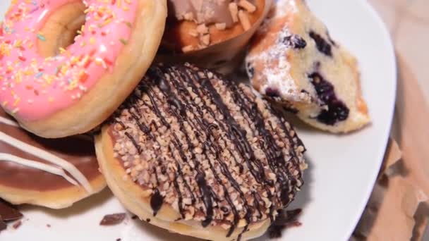 Muffins en donuts — Stockvideo