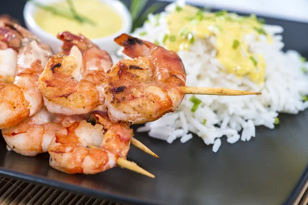 Porción de langostinos con salsa de curry — Foto de Stock